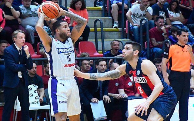 Peñarol fue perjudicado por los árbitros y perdió ante San Lorenzo