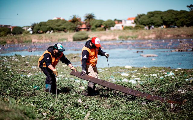 Encuentran neumáticos, heladeras y lavarropas en la laguna de Parque Camet