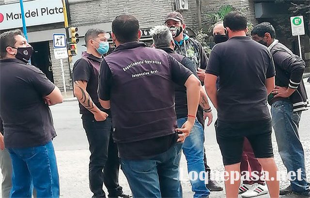 Inspectores municipales montaron un operativo para impedir que choripaneros se instalen frente al municipio