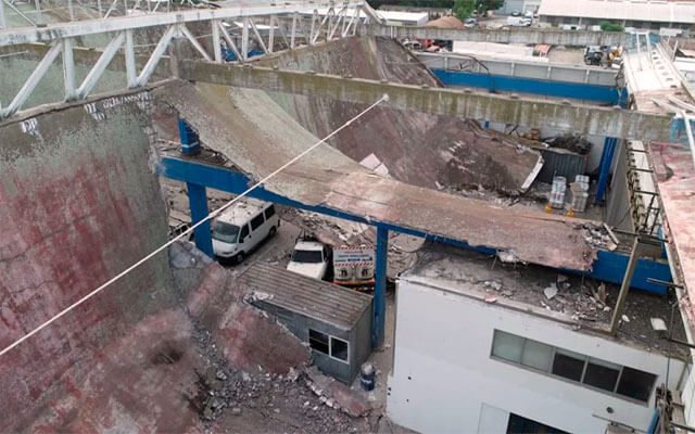 Se derrumbó un techo de un depósito municipal y aplastó varios vehículos