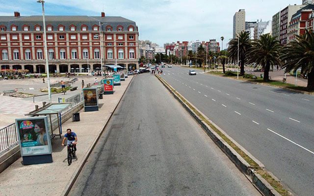 Los colectivos siguen sin circular en plena temporada y nadie piensa en los usuarios