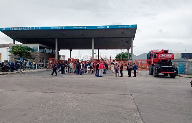 Trabajadores de la estiba bloquean el acceso al puerto