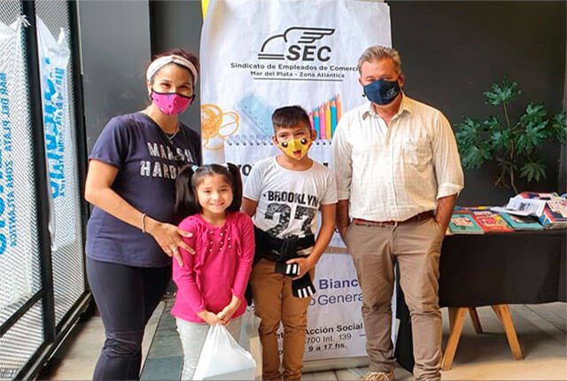 Entrega de útiles escolares para los Mercantiles