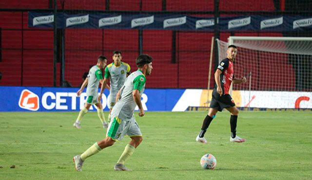 Aldosivi perdió ante Colón sobre el final del partido