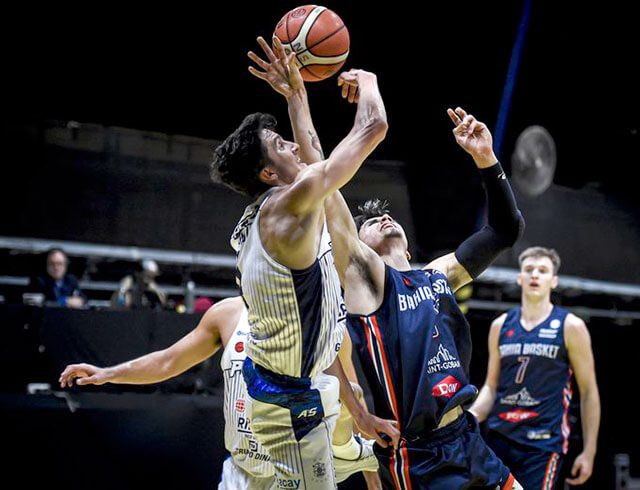 Peñarol le ganó claramente a Bahía Basket