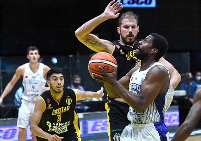 Peñarol se recuperó y le ganó a Libertad de Sunchales