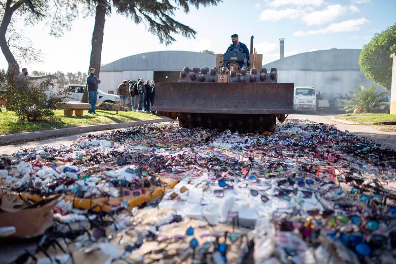 El Municipio destruyó cerca de 6 mil lentes que se comercializaban de modo ilegal