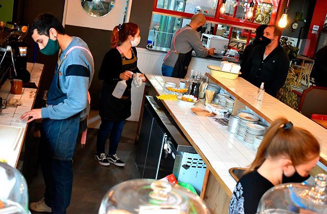 Denuncian que empresarios gastronómicos se aprovechan de la situación y pagan solo 50% de los sueldos