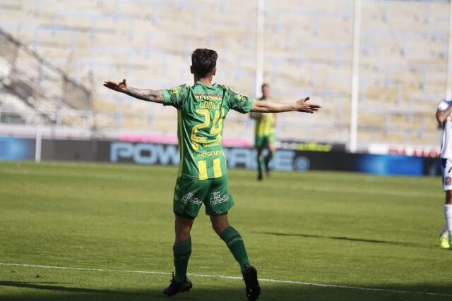 Aldosivi ganó sobre la hora y con un jugador menos