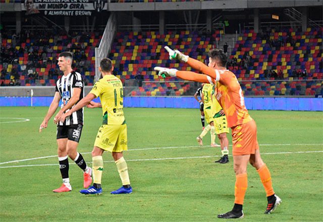 Con una soberbia actuación de Devecchi, Aldosivi consiguió un empate en Santiago