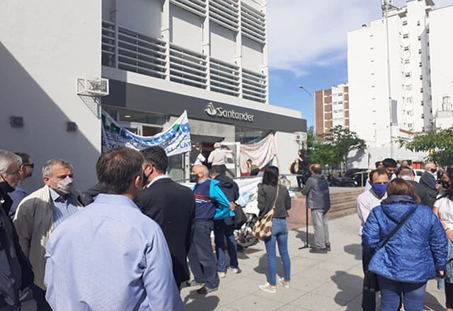 Bancarios denuncian cierre de sucursales en el Banco Santander
