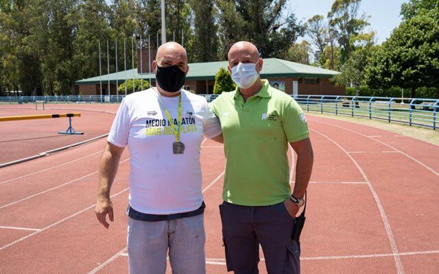 El corredor que sufrió una muerte súbita en la media maratón recibió la remera y la medalla de llegada de la carrera