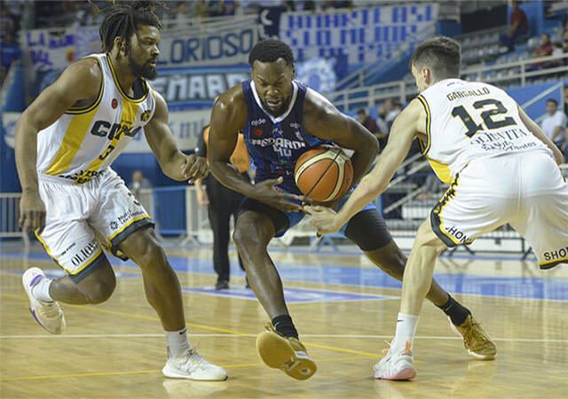 Peñarol jugó un gran partido y le ganó claramente a Comunicaciones