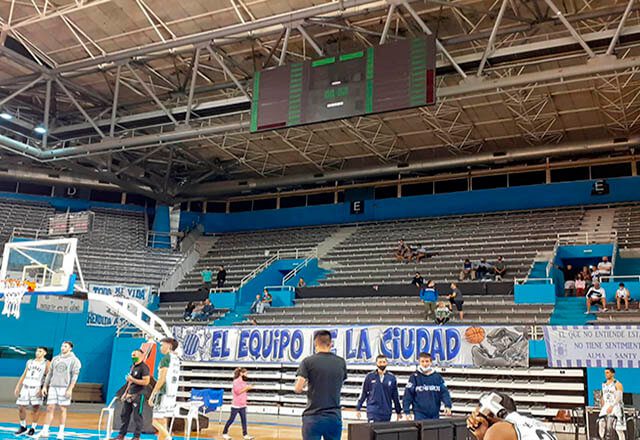 Polideportivo: un tablero electrónico que no funciona impidió a los hinchas saber cómo iba el partido
