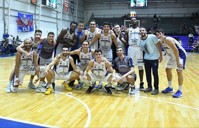 Peñarol ganó en Boedo y sigue segundo en la Liga Nacional