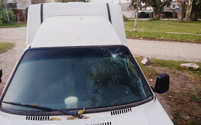 Estaba borracho y le tiraba piedras a las casas y los autos de sus vecinos