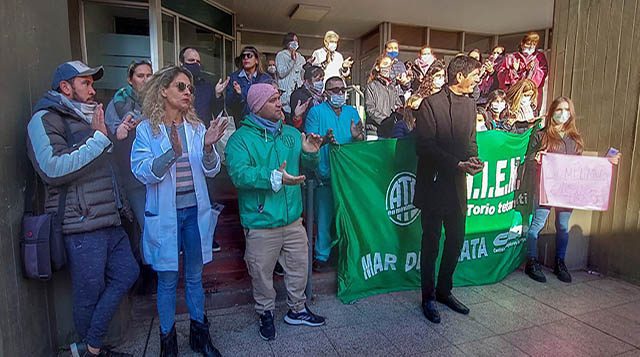 Reclamo de becarios del Hospital Materno: les deben cuatro meses de sueldo