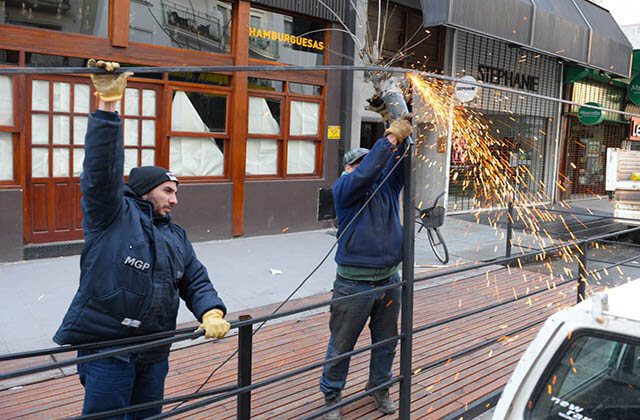El Municipio retiró decks en desuso de locales gastronómicos