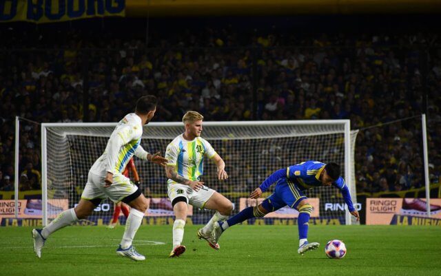 Aldosivi luchó pero perdió ante Boca en la Bombonera
