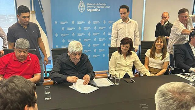 Tras la amenaza de paro, Camioneros acordó un aumento salarial de 107%