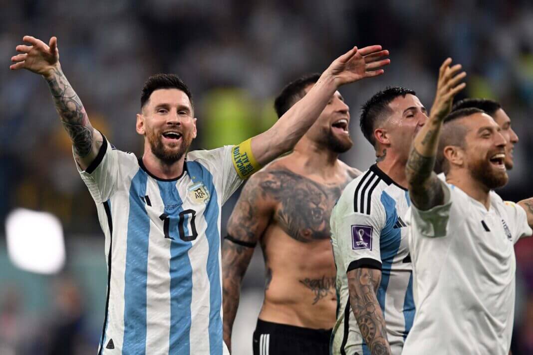 Argentina venció a Australia 2 a 1 y pasó a cuartos