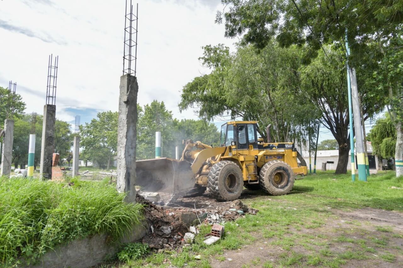 Demolieron una construcción abandonada y construirán un playón deportivo