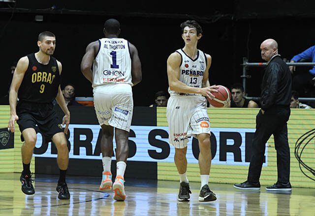 Peñarol jugó un gran partido, ganó y clasificó a playoffs