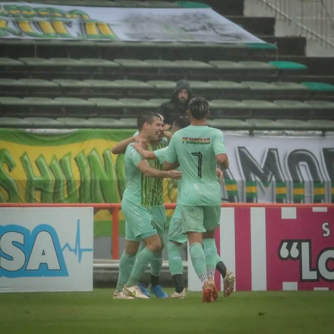 Bajo la lluvia, Aldosivi volvió a ganar en el Minella