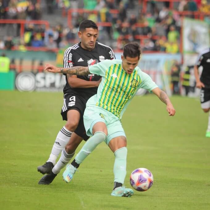 En un partido polémico, Aldosivi se quedó con 9 jugadores y empató de local con Riestra