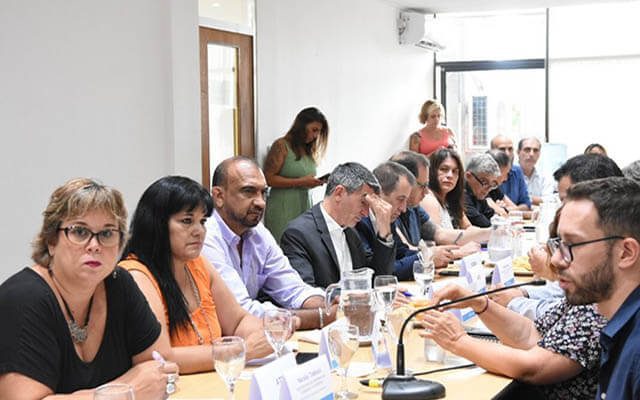 El Gobierno bonaerense se reúne con docentes y estatales para revisar el acuerdo salarial