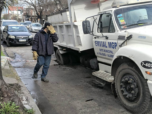 Insólito: un camión del EMVIAL quedó hundido en el asfalto