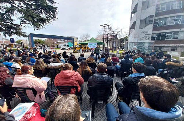 Docentes universitarios realizan Clases Públicas para reclamar reapertura de paritarias