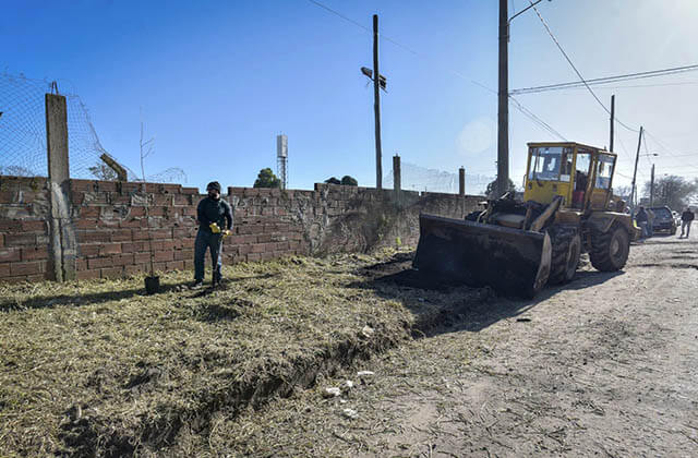 El Municipio realizó un operativo de limpieza de microbasurales en el barrio Bosque Grande