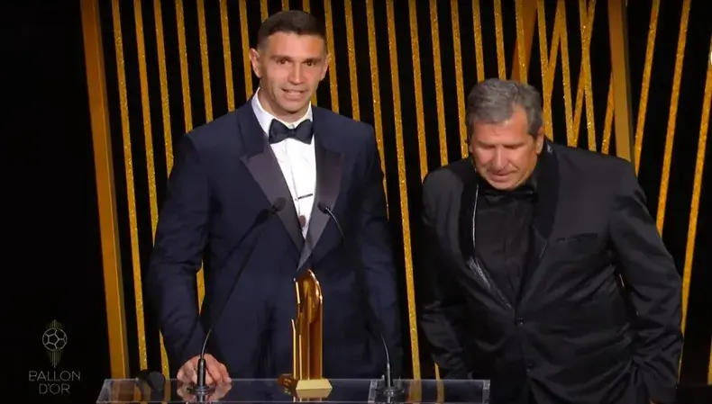 “Dibu” Martínez ganó el premio al mejor arquero del mundo