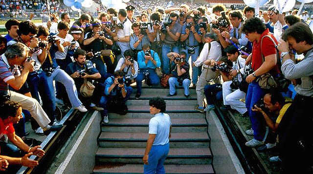 Nápoles, el Pelusa, una imagen y un abrazo redentor