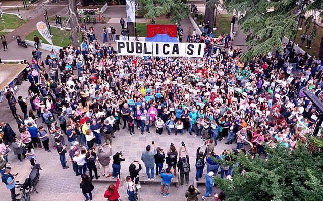 Abrazo a la Universidad: “Votamos contra Milei para defender la democracia y la Universidad pública, gratuita y de calidad”