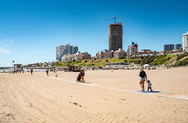 El municipio aseguró que avanzan las nuevas bajadas accesibles en las playas