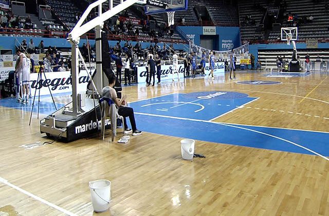 Siguen las goteras en el estadio Polideportivo