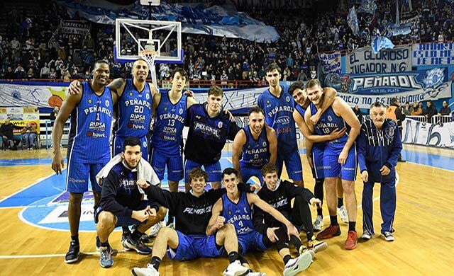 Peñarol ganó y se metió en los cuartos de final