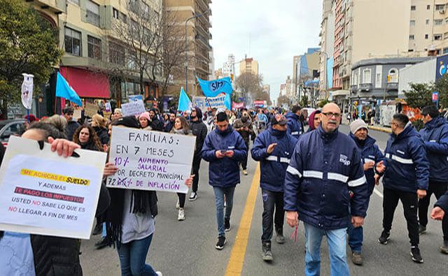 Municipales concentraron frente a la Municipalidad y movilizaron al Paseo Aldrey