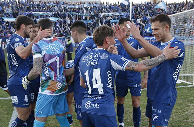 Alvarado goleó a Racing de Córdoba y espera confiado el clásico