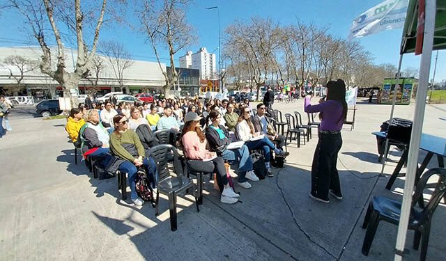 Docentes universitarios protestaron con clases públicas en la Ferroautomotora por falta de acuerdo salarial