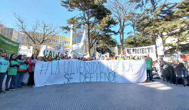 Docentes y no docentes universitarios protestan por recortes y falta de acuerdo salarial: “Quieren cerrar la universidad p…