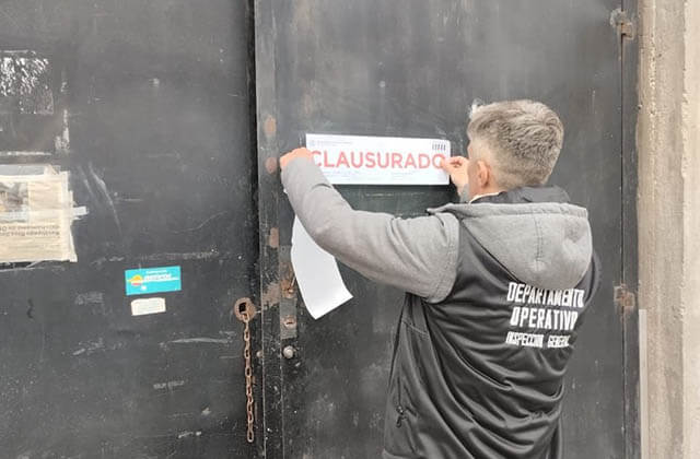 Clausuran taller mecánico y chatarrería en operativo de Inspección General