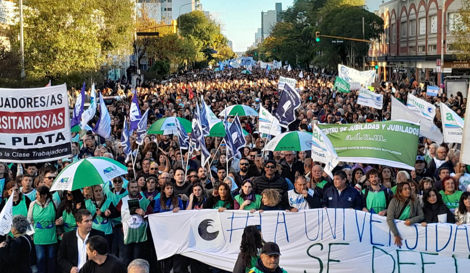 Marcha Federal: Docentes, no docentes, autoridades y estudiantes se movilizan en “defensa” de la universidad pública