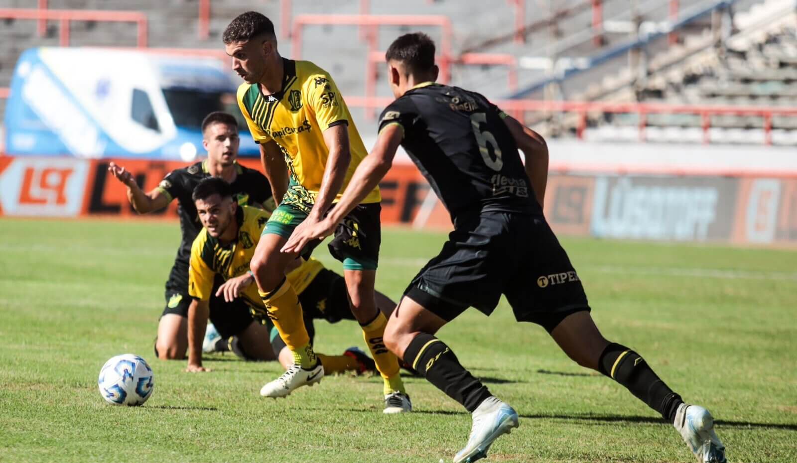 En una tarde negra, Aldosivi fue goleado 5 a 0 en el Minella