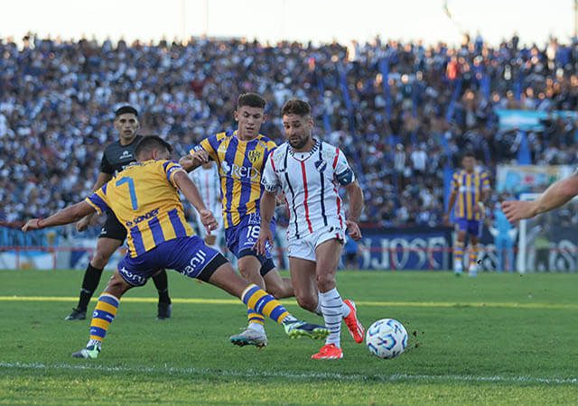 Alvarado igualó sin goles ante Atlanta en su debut como local
