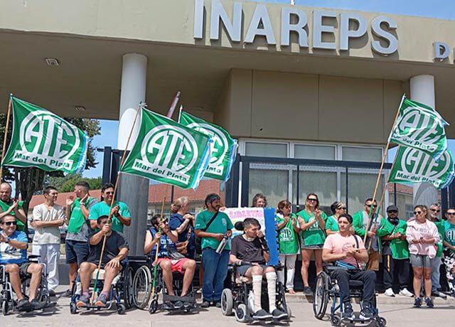 Protesta en el Inareps: trabajadores y pacientes reclamaron por despidos y aumentos salariales
