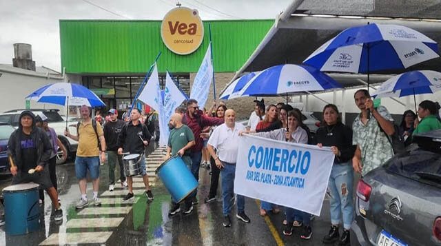 Protesta del Sindicato de Empleados de Comercio contra el acoso laboral en Supermercados Vea