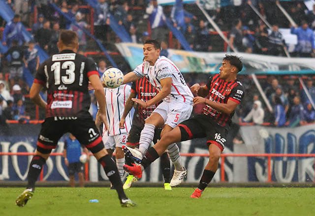 Alvarado tuvo una gran tarde y consiguió la primera victoria